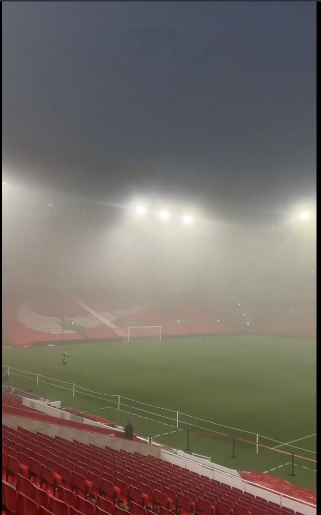 記者：盡管球場大霧彌漫，但利物浦本輪比賽預(yù)計(jì)按計(jì)劃進(jìn)行