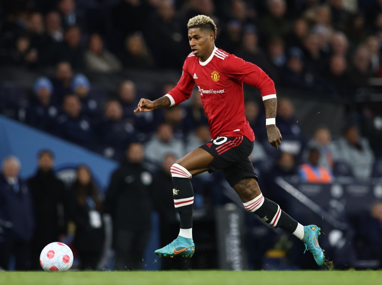 外媒：阿莫林計(jì)劃讓拉什福德在343陣型踢9號(hào)，找機(jī)會(huì)打?qū)Ψ缴砗? /></p><p>11月15日訊 來(lái)自GIVEMESPORT的消息稱，阿莫林準(zhǔn)備給拉什福德一個(gè)機(jī)會(huì)，讓他在曼聯(lián)的3-4-3陣型中扮演9號(hào)，試圖讓他融入球隊(duì)。</p><p>這位葡萄牙教練于11月11日正式接任主教練，阿莫林帶著巨大的期望來(lái)到老特拉福德，他習(xí)慣使用3-4-3陣型，在傳統(tǒng)的9號(hào)后面加了兩個(gè)10號(hào)球員，這讓人們懷疑27歲的拉什福德在經(jīng)歷了18個(gè)月的糟糕表現(xiàn)后，能否適應(yīng)球隊(duì)新戰(zhàn)術(shù)。</p><p>一些球迷和權(quán)威人士想知道拉什福德是否可以在阿莫林以進(jìn)攻風(fēng)格而出名的情況下?lián)芜吢非騿T。但是熟悉阿莫林思維方式的內(nèi)部人士向GIVEMESPORT表示，如果他嘗試讓拉什福德出任中鋒，而不是作為中場(chǎng)或邊后衛(wèi)之一，這并不會(huì)令人驚訝。人們相信，新主教練將會(huì)在防守轉(zhuǎn)換時(shí)尋找進(jìn)攻機(jī)會(huì)和對(duì)方防線后的空間，而這些正是拉什福德所擁有的特征，可以幫助他重新找回最佳狀態(tài)。</p><p>目前，霍伊倫和齊爾克澤是球隊(duì)的傳統(tǒng)前鋒選擇，但本賽季到目前為止，他們都沒(méi)有表現(xiàn)得特別好。曼聯(lián)迫切希望拉什福德能恢復(fù)狀態(tài)，曼聯(lián)在2023年夏天給了他一份周薪37.5萬(wàn)英鎊的新合同。但是上個(gè)賽季，他在各項(xiàng)賽事中只進(jìn)了8個(gè)球。本賽季他一直在與加納喬爭(zhēng)奪一個(gè)邊路位置，本賽季拉什福德出場(chǎng)18次，打進(jìn)4球，助攻3次。</p>            </p></div>
                <div   id=