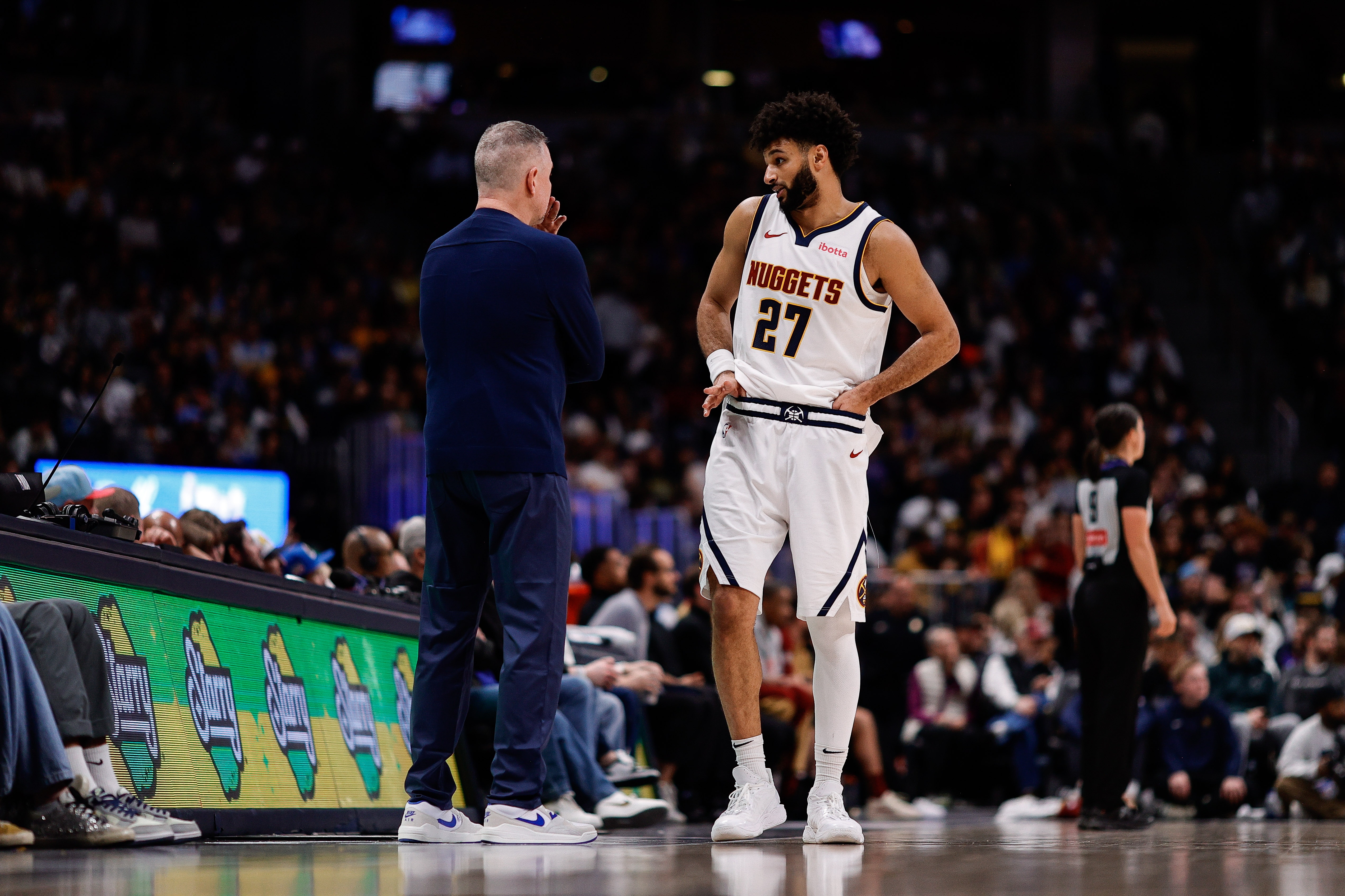 穆雷：我清楚自己能做到什么 人們想說什么就隨他們?nèi)グ? /></p><p>12月30日訊 昨天的比賽，掘金134-121戰(zhàn)勝活塞。</p><p>掘金后衛(wèi)賈馬爾-穆雷本場找回狀態(tài)，他出戰(zhàn)39分34秒，21投12中（三分7中4）、罰球7中6，砍下34分5籃板5助攻1搶斷3蓋帽。賽后他接受了采訪。</p><p>他說：“如果人們要談?wù)撐业耐痘@沒有命中的事，那就隨他們?nèi)グ伞Ｎ仪宄约旱哪芰?，也知道自己能做什么。我之所以在這里是有原因的，我多年來能夠和這支隊伍一起贏球、能一直待在這里、能夠培養(yǎng)化學反應(yīng)等等，都是有原因的。所以我就隨人們?nèi)フf吧，那是他們最擅長做的事。”</p>            </p></div>
                <div   id=