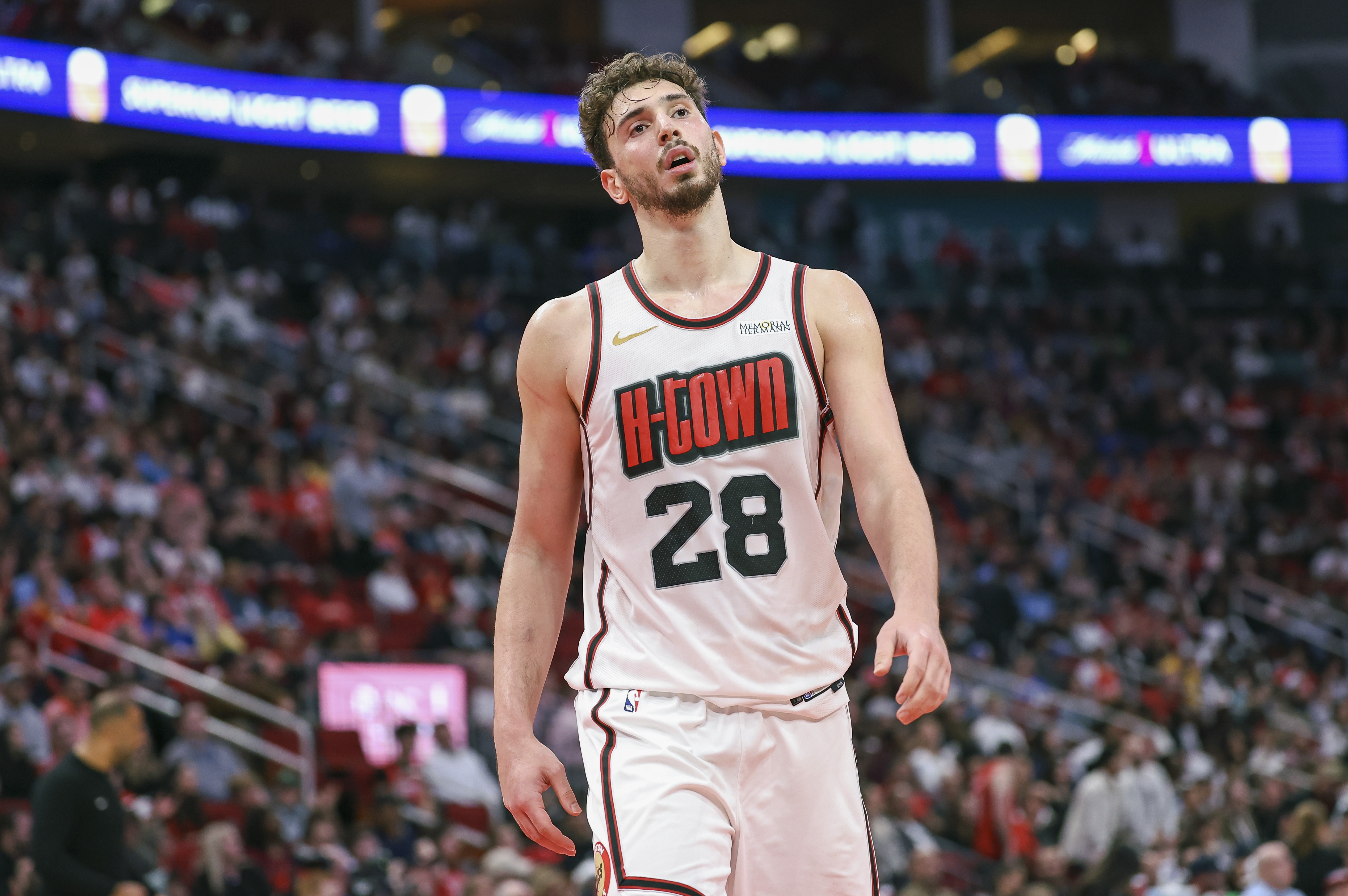 擊敗聯(lián)盟第一騎士是否自豪？申京：我們不在乎這些