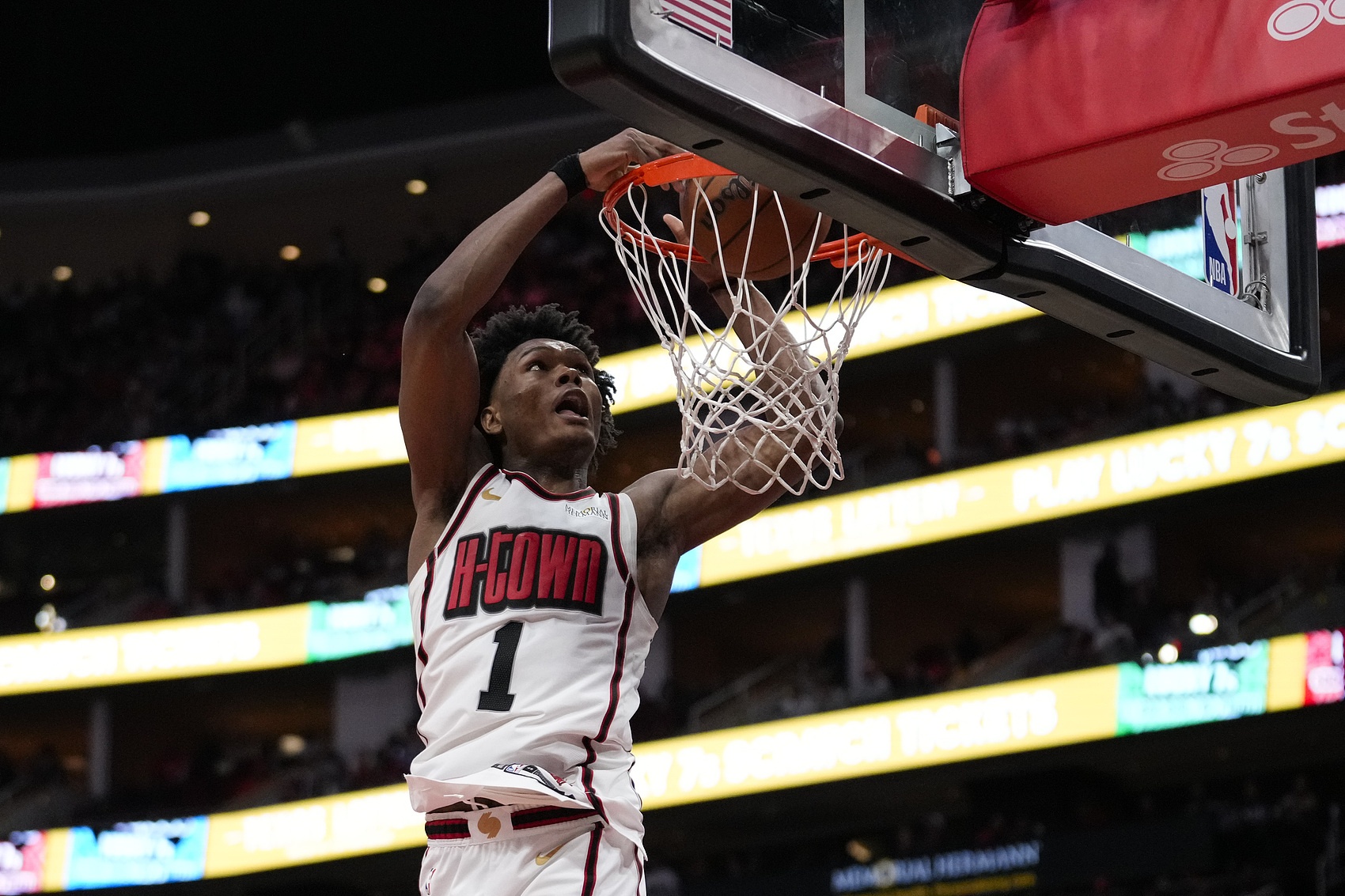 阿門-湯普森：我們局勢不利也沒有松懈 韌勁是我們?nèi)俚恼嬲? /></p><p>1月14日訊 火箭今日主場120-118力克灰熊。賽后，火箭球員阿門-湯普森接受媒體采訪。</p><p>“我覺得，即便局面不順，我們?nèi)詧?jiān)持不懈，這種韌性才是我們?nèi)俚恼嬲颉！卑㈤T-湯普森說道。</p><p>阿門-湯普森出戰(zhàn)41分鐘，投籃15中7，三分3中1，罰球7中4，拿到19分13籃板（4前場）4助攻2搶斷5蓋帽，并且0犯規(guī)。</p>            </p></div>
                <div   id=